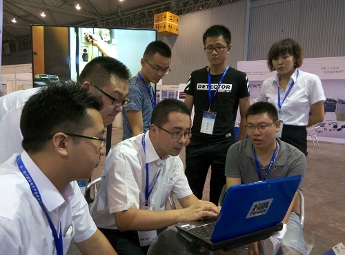 赫茲曼副總工程師Benny正在為客人詳細(xì)介紹我司產(chǎn)品特點